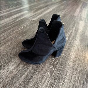 Mercedes Campuzano Black Velvet booties size 6